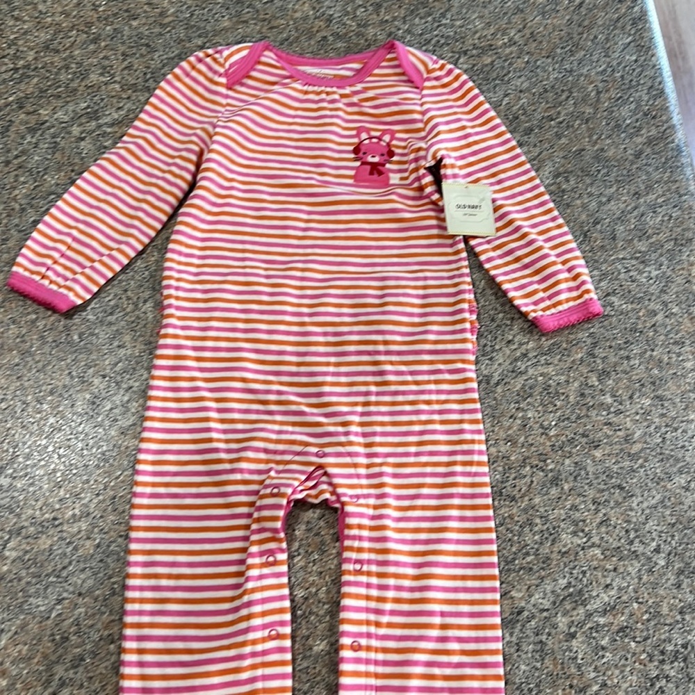 Old Navy onesie size 18 to 24 months